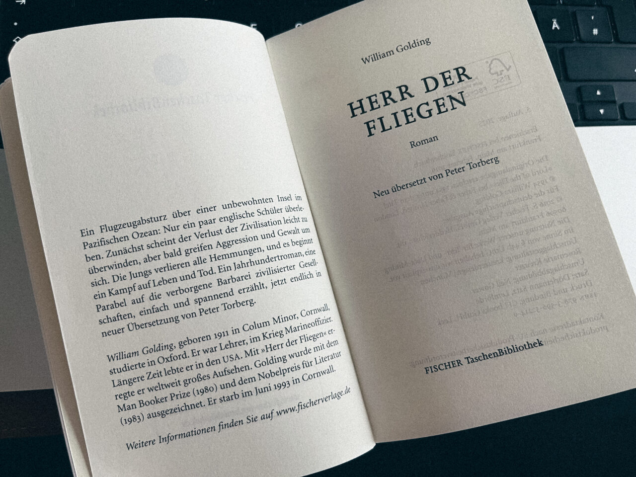 Nahaufnahme von der ersten Seite der Fischer Taschenbibliotheksausgabe zu Herr der Fliegen von William Golding. 